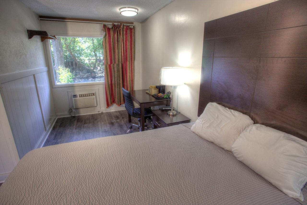 Hofbrau Riverfront Hotel Хелън Екстериор снимка